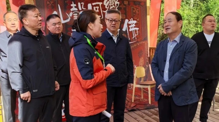 9月24日，集團(tuán)公司黨委書記、董事長(zhǎng)石培文率隊(duì)前往蘭州石佛溝景區(qū)進(jìn)行實(shí)地調(diào)研，并主持召開(kāi)了專題座談會(huì)。集團(tuán)副總經(jīng)理謝昕，副總經(jīng)理兼蘭州市政集團(tuán)黨委書記、董事長(zhǎng)高文陽(yáng)，以及集團(tuán)相關(guān)子公司和部室負(fù)責(zé)人一同