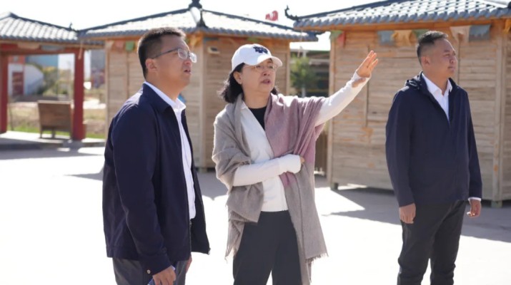 近日，集團(tuán)公司黨委副書記、總經(jīng)理馬文玫一行赴張掖平山湖景區(qū)、冰溝丹霞景區(qū)等地開(kāi)展國(guó)慶、中秋生產(chǎn)經(jīng)營(yíng)及安全生產(chǎn)工作實(shí)地調(diào)研。馬文玫一行先后來(lái)到喀爾喀小鎮(zhèn)、黃金大帳“絲路幻境”、文創(chuàng)商店、星空營(yíng)地等重點(diǎn)項(xiàng)